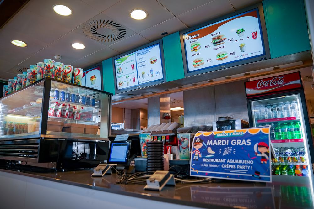 Écrans menus au-dessus du comptoir de restauration, Aquaparc