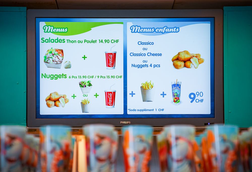 Menu affiché sur écran, salades, nuggets et menus enfants, Aquaparc