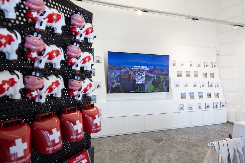 Écran diffusant une vidéo de la ville, point d'accueil Lausanne Tourisme