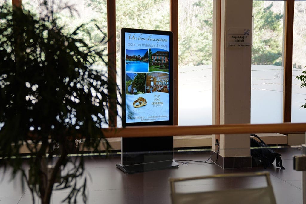Totem digital installé dans l'espace d'accueil, Les Bains de Lavey
