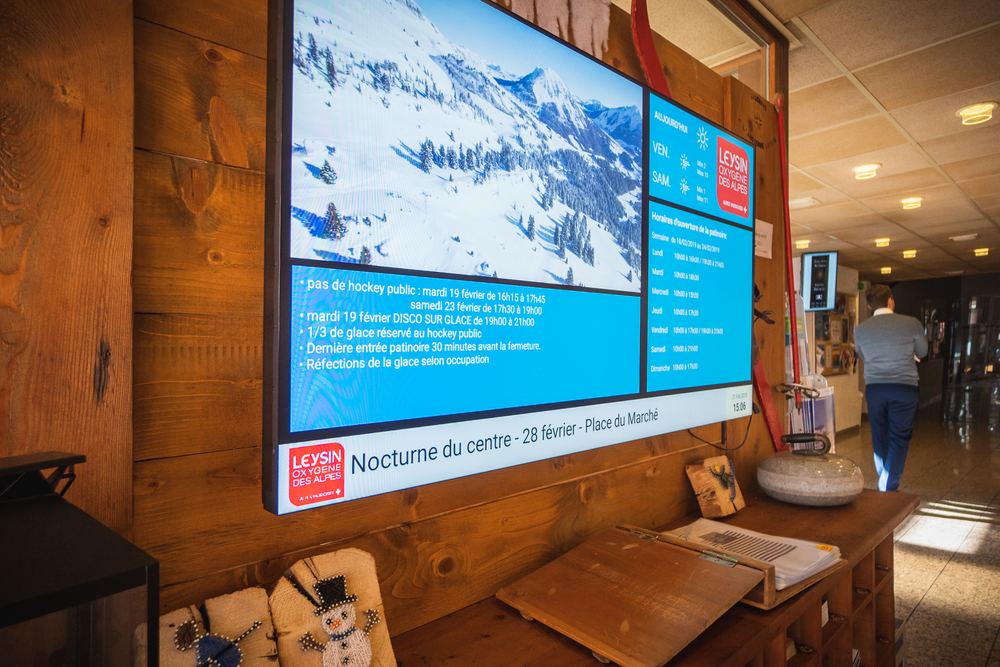 Écran affichant la météo et les horaires de la patinoire, Leysin Tourisme