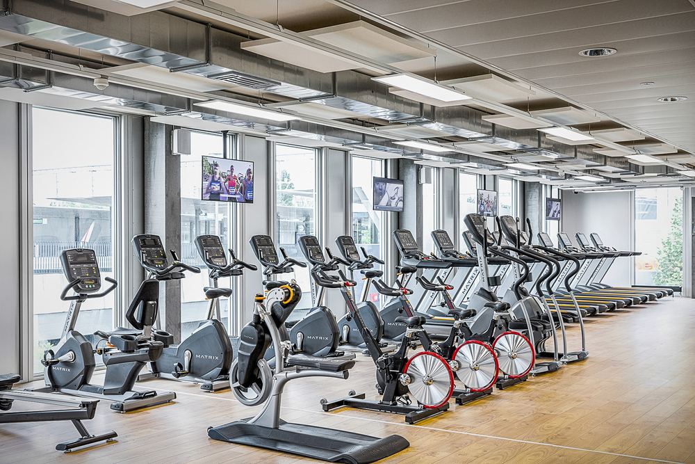 Écrans Pixium au-dessus des vélos et tapis de course, Non-Stop Gym