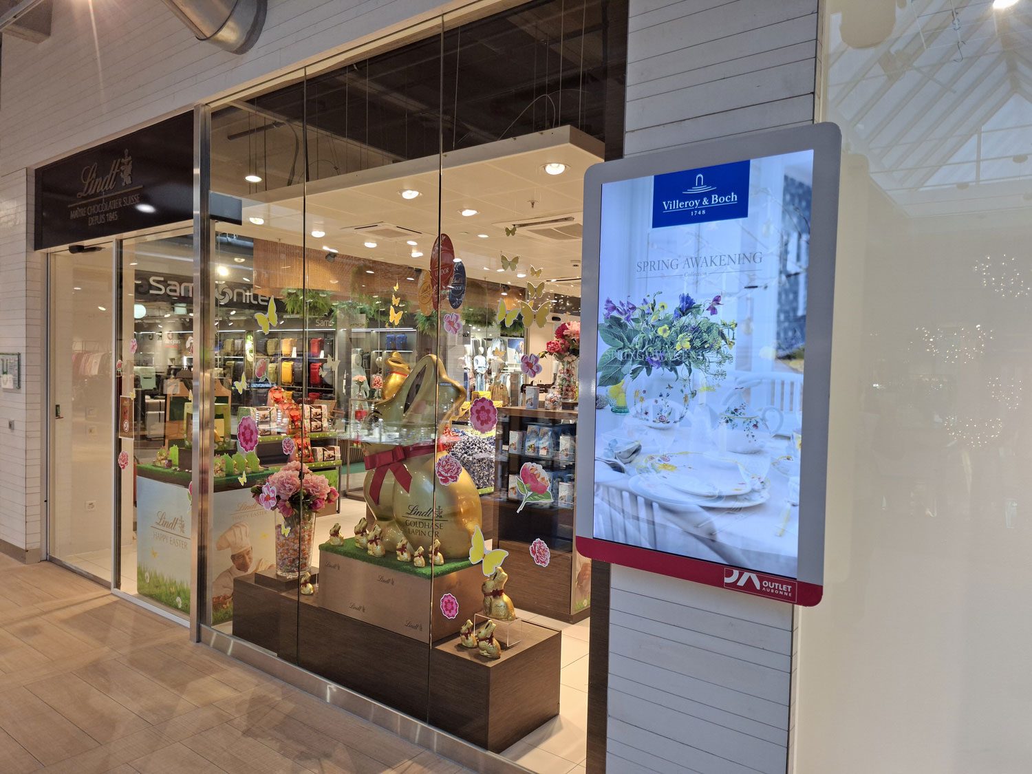 Écran haute luminosité à l'entrée d'une boutique, Outlet Aubonne