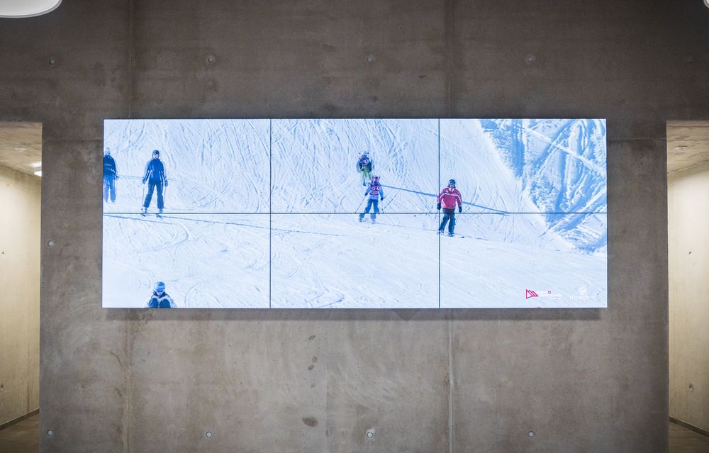 Mur d'écrans dans le hall d'entrée, Restoroute d'Yvorne