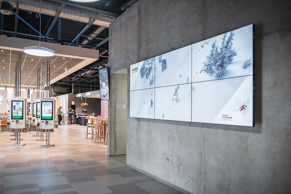 Mur d'écrans diffusant des informations régionales, Restoroute d'Yvorne