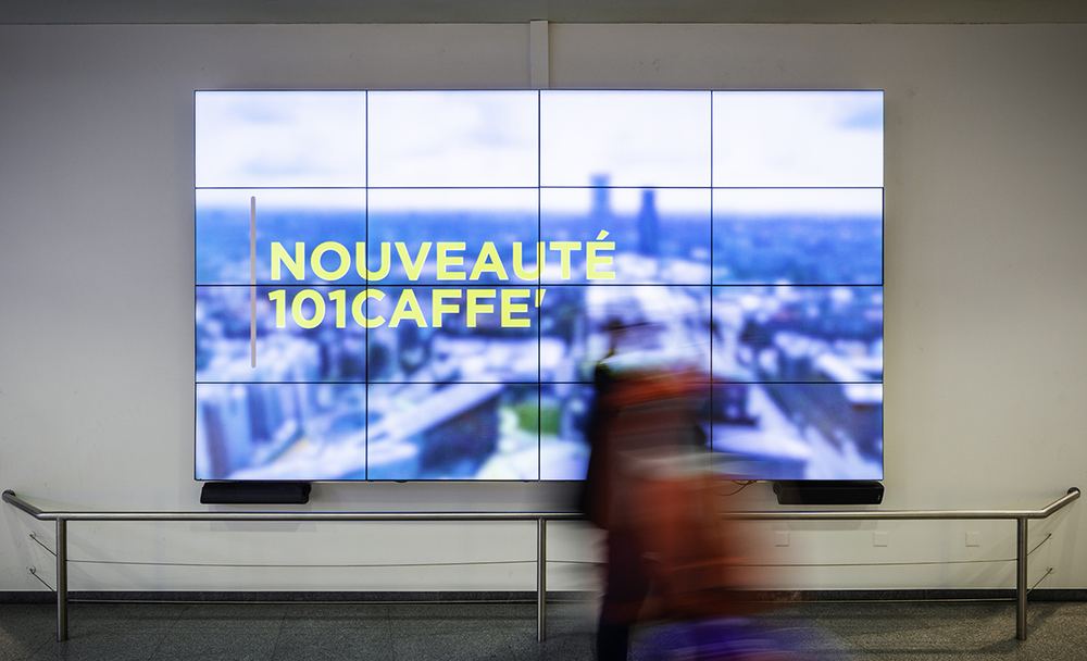 Mur d'écrans à l'entrée piétonne, Signy Centre