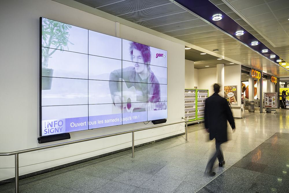 Mur d'écrans diffusant le programme Signy TV, Signy Centre