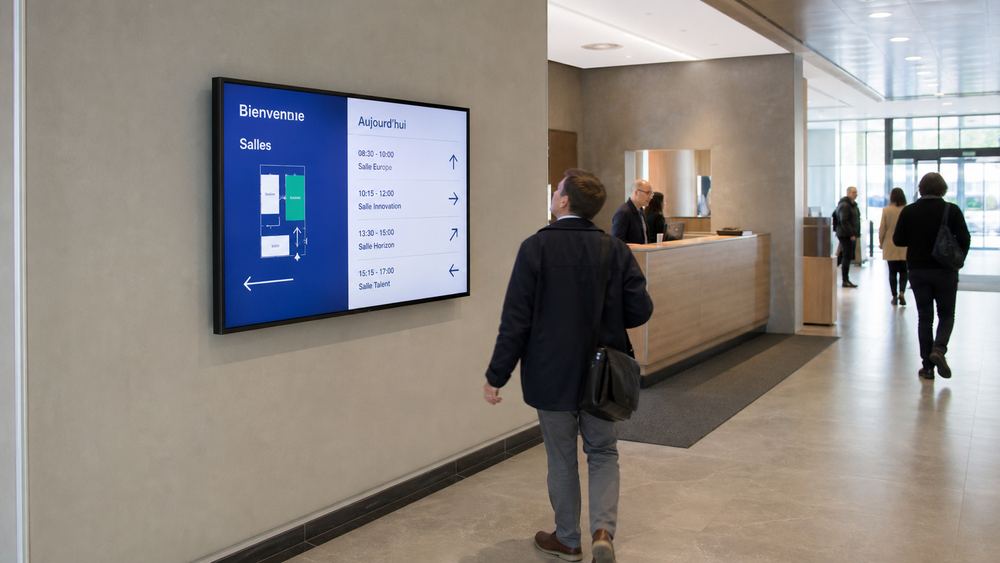 Écran professionnel LCD installé en intérieur